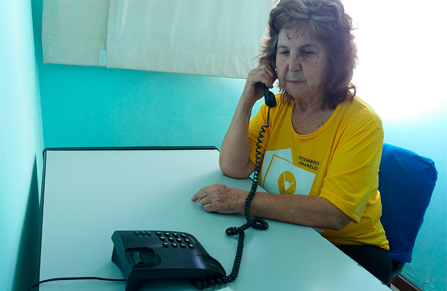 Ordália, voluntária do CVV há 20 anos, em uma das salas de atendimento por telefone da casa