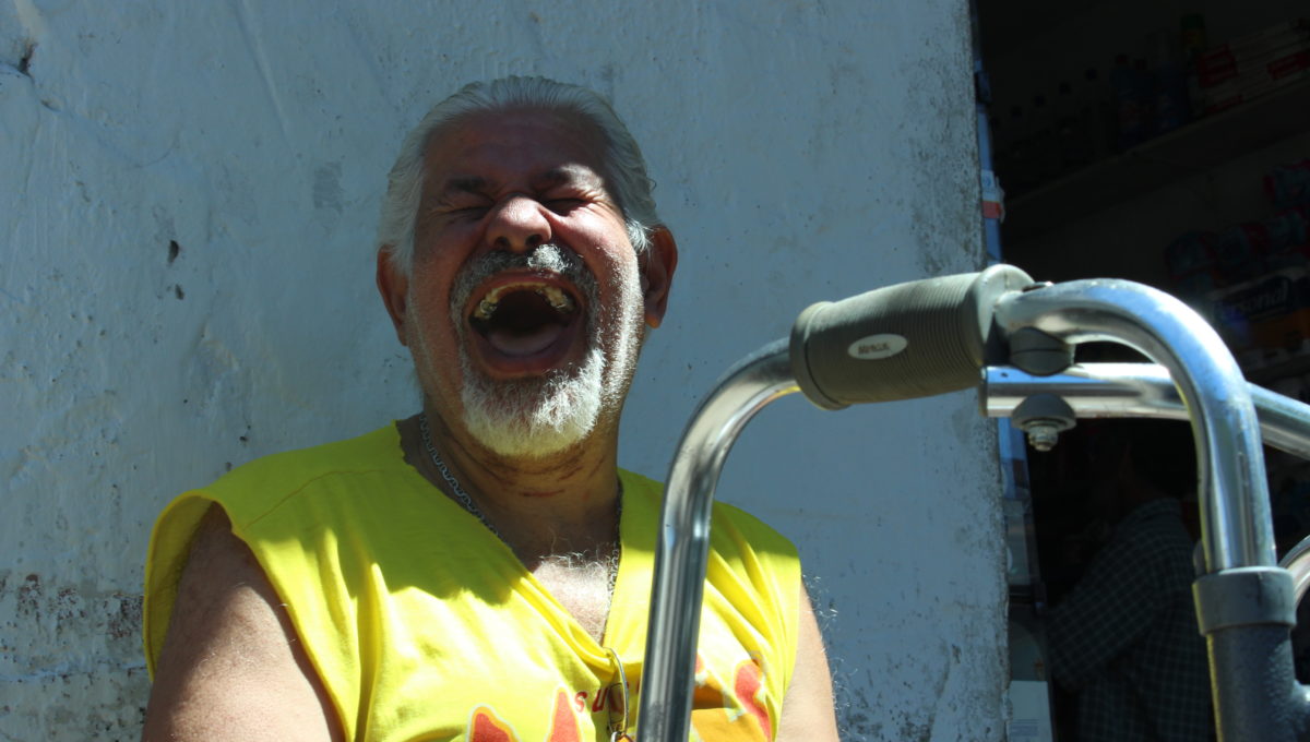 Rosacruz, 82 anos: “O bar é cheio, as igrejas mais ou menos. Eu tive cinco AVCs por causa dos bares. Ia todo dia. Eu acho que o meu pecado foi esse. Eu não vou à igreja, só no padre Léo. Eu vou ser sincero, eu sou ateu. Eu sou muito ignorante. Eu sou imundo. Uma pessoa imunda.”