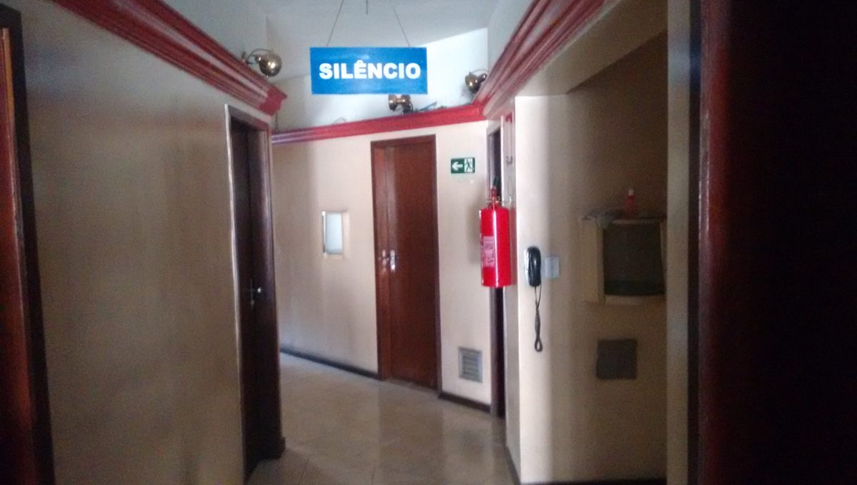 “Silêncio”, pede a placa no corredor em que os clientes se esbarram