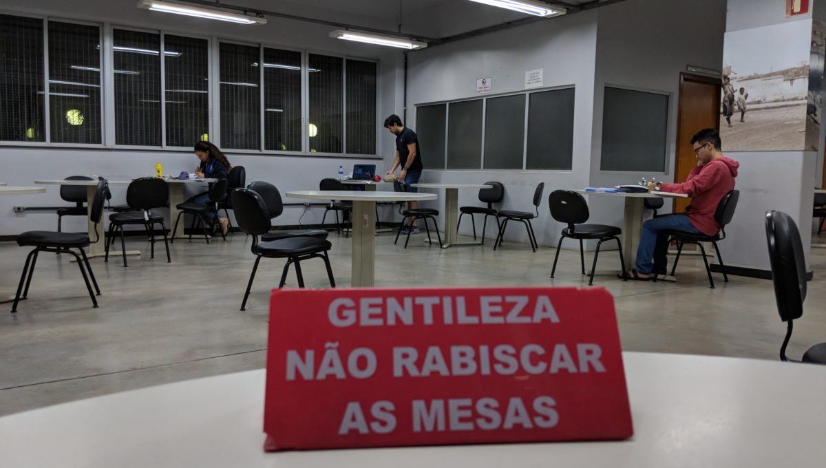 A biblioteca também sofre com alguns inconvenientes no dia a dia.