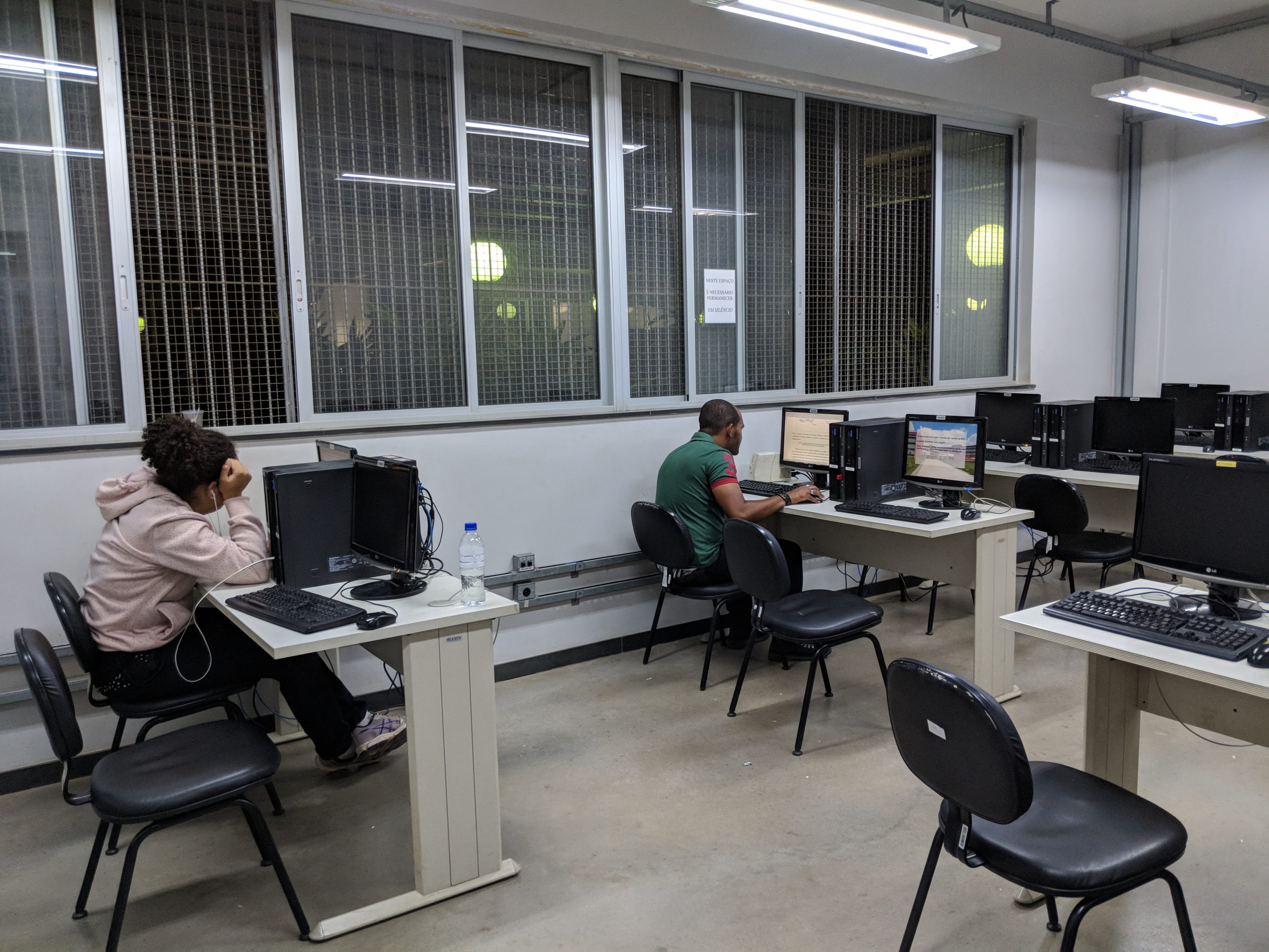 Nunca mais eu vou dormir”: Os estudantes que viram a noite na UFMG na  biblioteca que nunca descansa | Transite