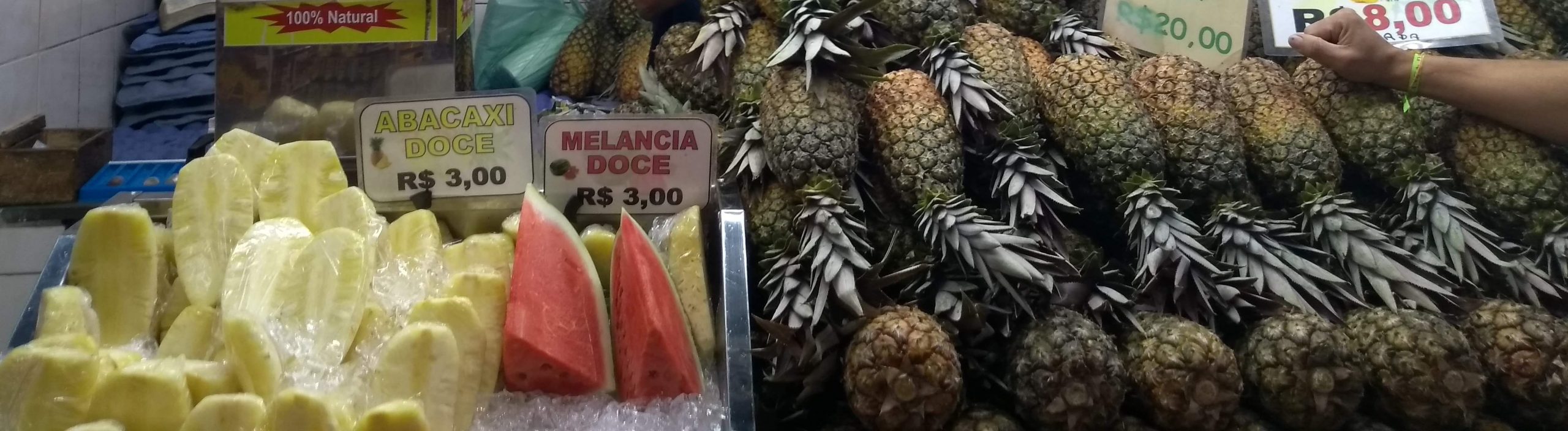 Descascando o abacaxi no Mercado Central