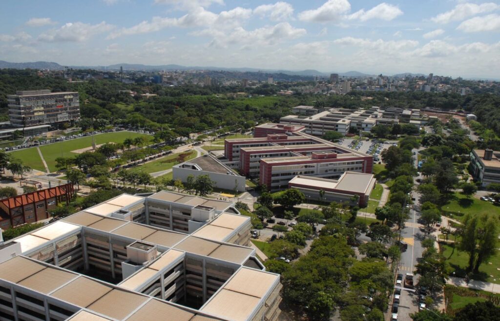 Vista aérea do campus Pampulha, com o bairro Liberdade no canto superior direito. Foto: Foca Lisboa / UFMG