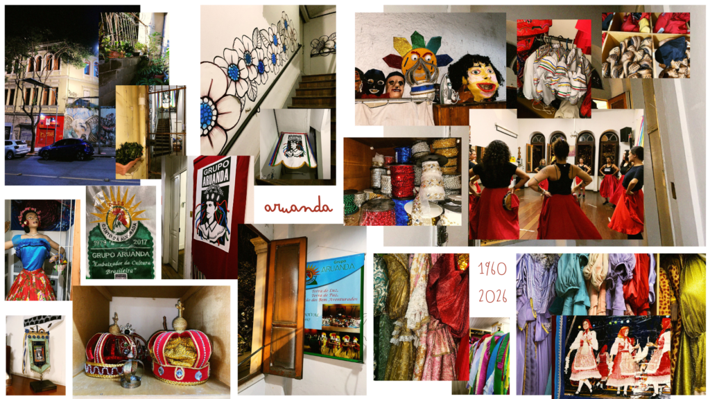 A imagem é um mosaico visual vibrante que captura os bastidores e a história do Grupo Aruanda. A composição mistura fotografias de ensaios, figurinos e elementos decorativos da sede do grupo. No lado esquerdo, vemos registros da fachada da sede à noite e detalhes internos, como uma escadaria adornada com pinturas de flores brancas e azuis nas paredes. Ao centro, a palavra "aruanda" aparece escrita em letra cursiva vermelha. O lado direito é dominado por araras repletas de roupas coloridas e volumosas em tons de roxo, dourado e vermelho. Há prateleiras com rolos de fitas brilhantes e caixas contendo chapéus de palha e adereços. Duas coroas em vermelho e dourado estão em destaque na parte inferior. No quadrante superior direito, vemos mulheres de costas durante um ensaio, vestindo saias longas e vermelhas em uma sala com piso de madeira. Máscaras de folia, banners comemorativos e estandartes religiosos também fazem parte da composição. Pequenas fotos mostram janelas de madeira abertas para a noite e bonecos vestidos com trajes típicos.