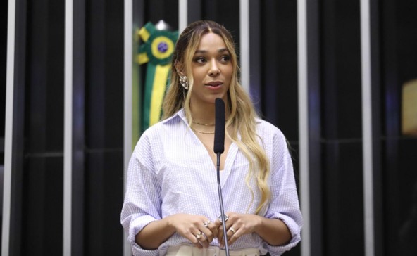 A mulher do fim do mundo e a disputa por reconhecimento na política brasileira: entre representatividade e exclusão emergem ataques transfóbicos contra Erika Hilton